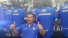 Manajer Persib Bandung, Umuh Muchtar. (Bola.com/Erwin Snaz)