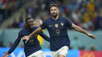 Striker Timnas Prancis, Olivier Giroud, melakukan selebrasi setelah membobol gawang Timnas Australia dalam laga Grup D Piala Dunia 2022 di Stadion Al Janoub pada Rabu (23/11/2022) dinihari WIB (Francisco Seco/AP Photo)