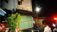Bangunan rumah kos di Kebalen Kulon Gang II Nomor 9, Krembangan Utara, Pabean Cantikan, Surabaya yang terbakar Selasa (29/5/2018) sore, sudah di-police line. (suarasurabaya.net/Abidin)