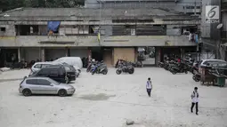 Dua orang siswa berjalan di sekitar kawasan bekas Pasar Blora, Jakarta, Selasa (5/9). Dishub sudah menetapkan 12 gedung di sekitar Thamrin sebagai kantong parkir. (Liputan6.com/Faizal Fanani)