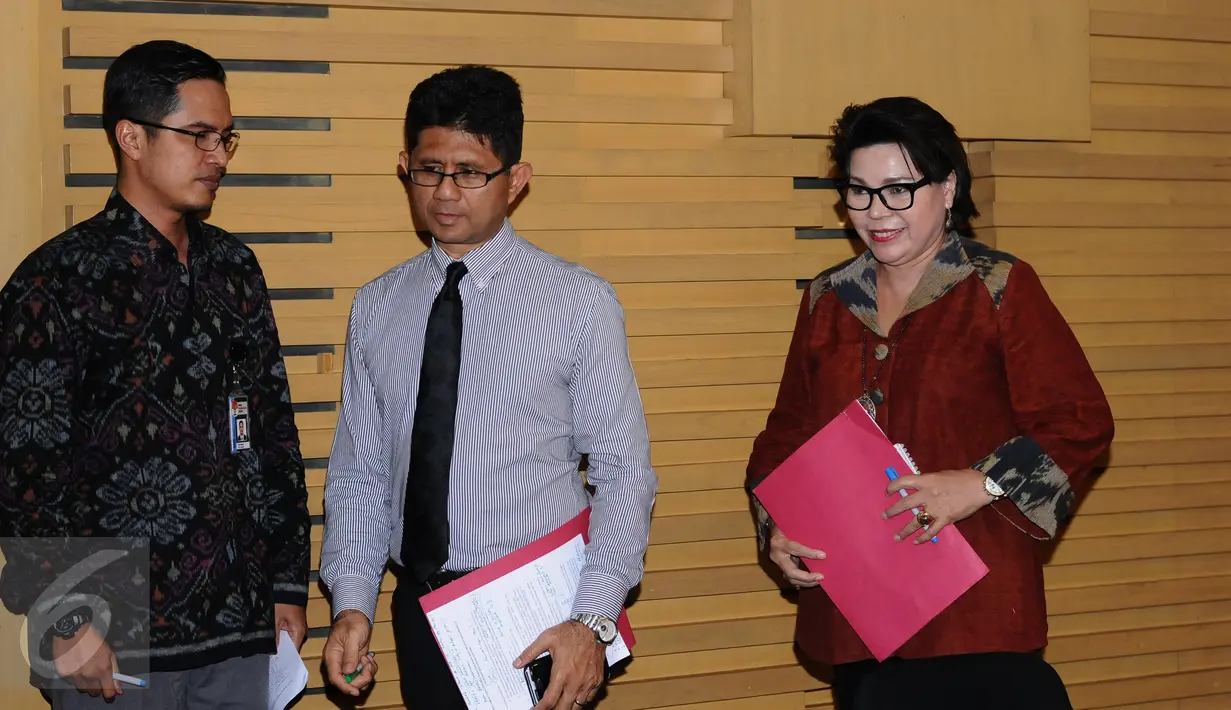 Pimpinan KPK, Laode Muhammad Syarif (tengah) bersama Basaria Panjaitan usai memberi keterangan kasus OTT Hakim MK, Patrialis Akbar di Jakarta, Kamis (26/1). Patrialis diduga menerima suap uji materi undang-undang. (Liputan6.com/Helmi Fithriansyah)