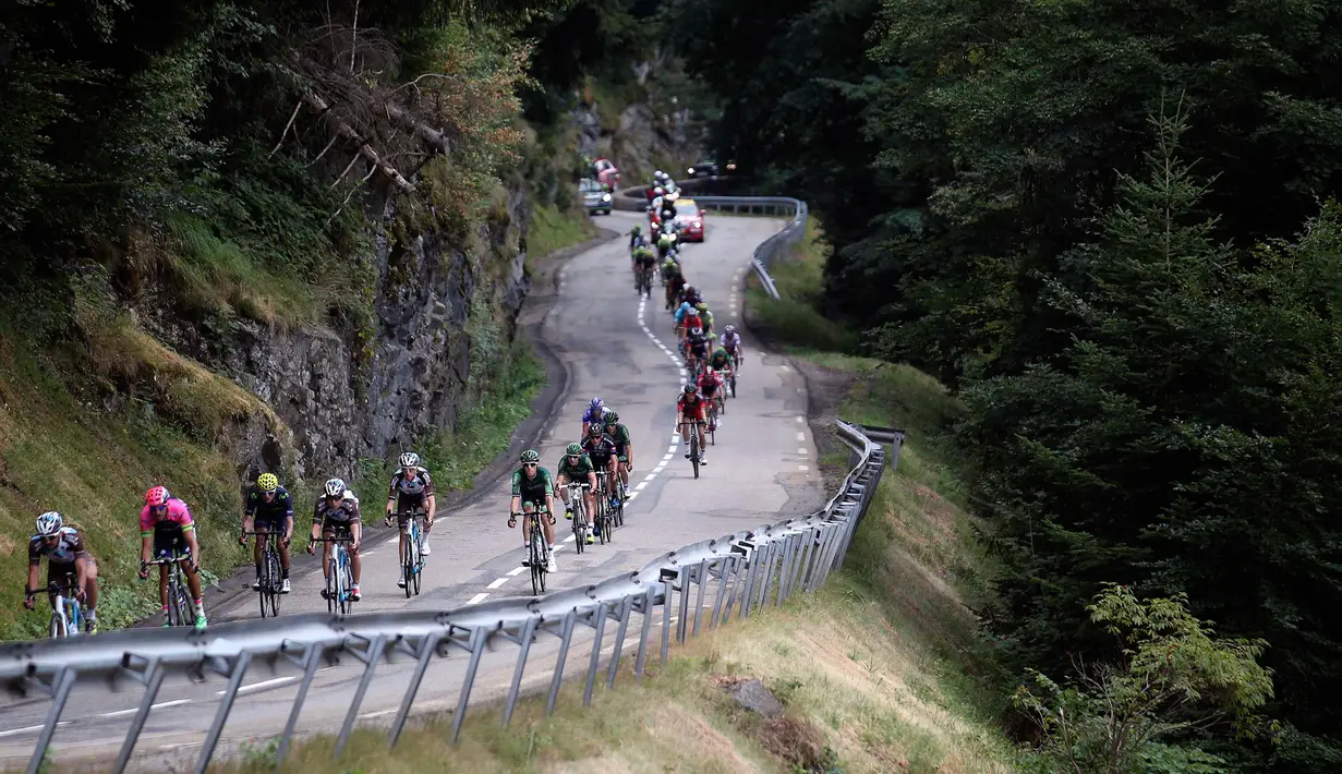 Sekelompok  pembalap sepeda beradu cepat untuk menjadi yang terdepan di gelaran Tour de France, pegunungan Alpen, Perancis, Kamis (23/7/2015) . Peserta menempuh lintasan mendaki pada etape ke – 18 sepanjang  186,5 km. (REUTERS/Stefano Rellandini)