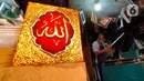Pengrajin tengah mebuat bingkai untuk lukisan kaligrafi di Tangerang, Rabu (6/5/2020). Akibat Covid-19 yang tengah mewabah membuat para pengrajin tersebut terimbas akibat sepinya peminta lukisan kaligrafi pada bulan ramadan tahun ini. (Liputan6.com/Angga Yuniar)