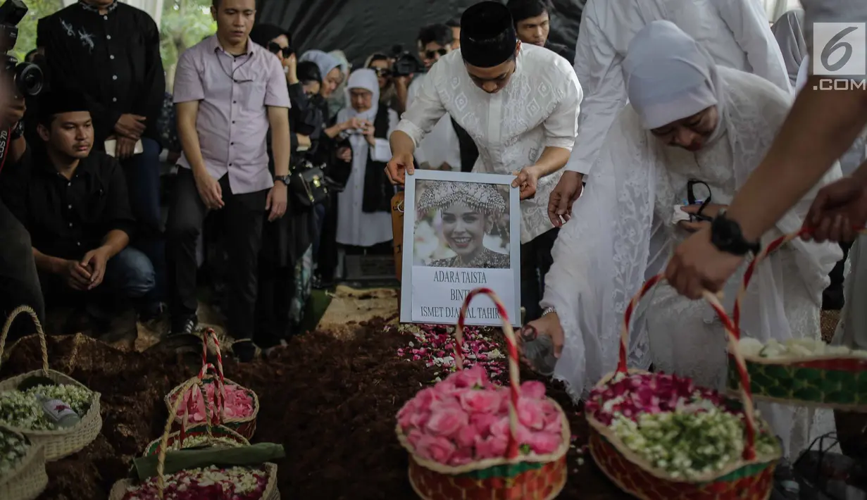 Anak Hatta Rajasa, Rasyid Rajasa meletakan foto almarhum istrinya Adara Taista di makam TPU Tanah Kusir, Jakarta, Senin (21/5). Kabarnya, Adara Taista meninggal dunia karena menderita sakit kanker kulit. (Liputan6.com/Faizal Fanani)