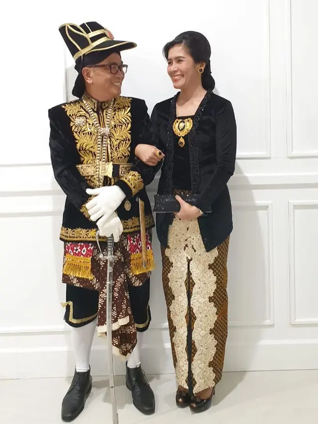 Satu Dekade Bersama, Ini 6 Potret Harmonis Helmy Yahya dan Istri
