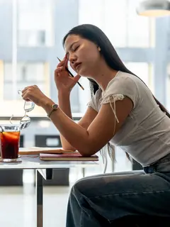 7 Kebiasaan Sehari-hari yang Membuatmu Sulit Bahagia Tanpa Sadar./Copyright depositphotos.com/bongkarngraphic