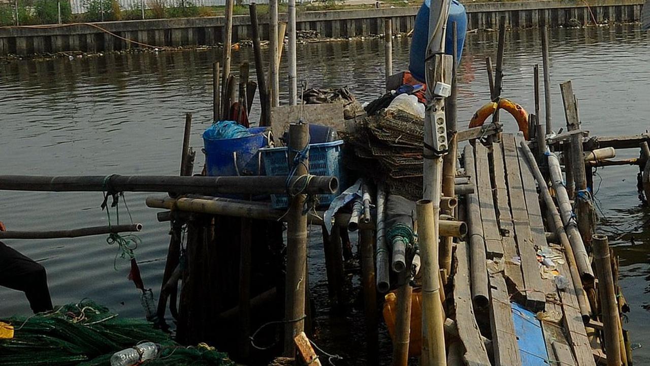 Hal tersebut mengakibatkan sumber tangkapan ikan mereka menjadi berkurang.