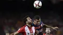 Bek Athletic Bilbao, Mikel Balenziaga (kiri) berebut bola udara dengan Bek Barcelona, Daniel Alves di leg kedua Piala Super Spanyol di stadion Camp Nou, Barcelona, Spanyol, (18/8/2015).  Athletic Bilbao menang dengan agregat akhir 1-5. (AFP/JOSEP LAGO)