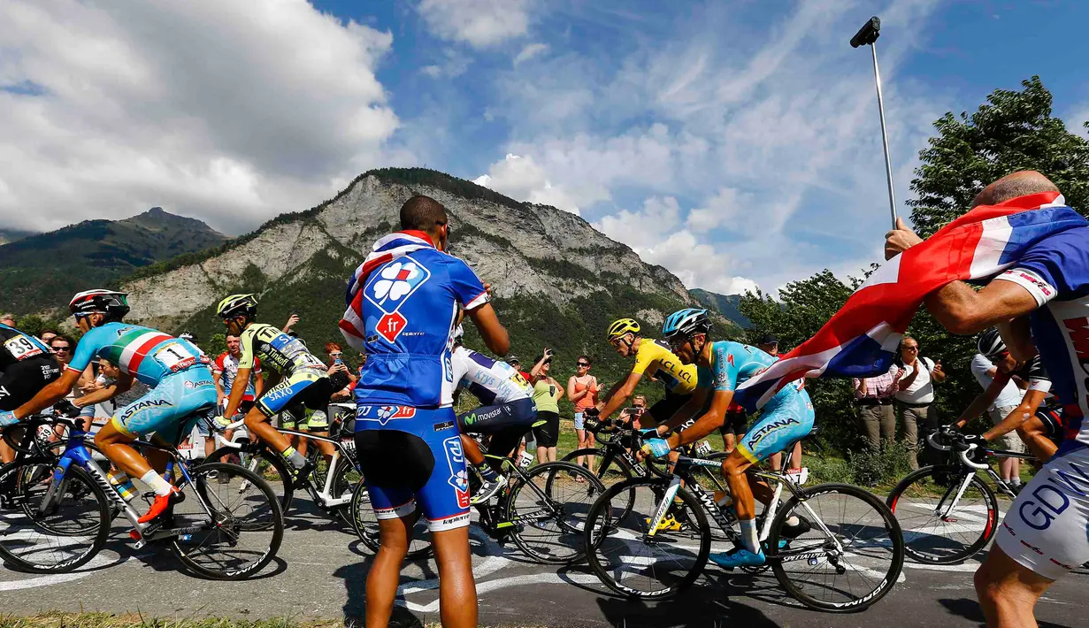 Tim Sepeda Sky dari Inggris, Chris Froome beradu cepat dengan lawan – lawannya di di gelaran Tour de France, pegunungan Alpen, Perancis, (23/7/2015). Lima etape terakhir akan menentukan siapa yang akan merengkuh gelar juara.(REUTERS/Stefano Rellandini)