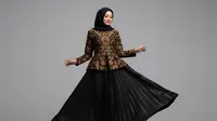 7 Gamis Batik Warna Hitam Elegan Kombinasi Satin, Pilihan Anggun untuk Segala Acara
