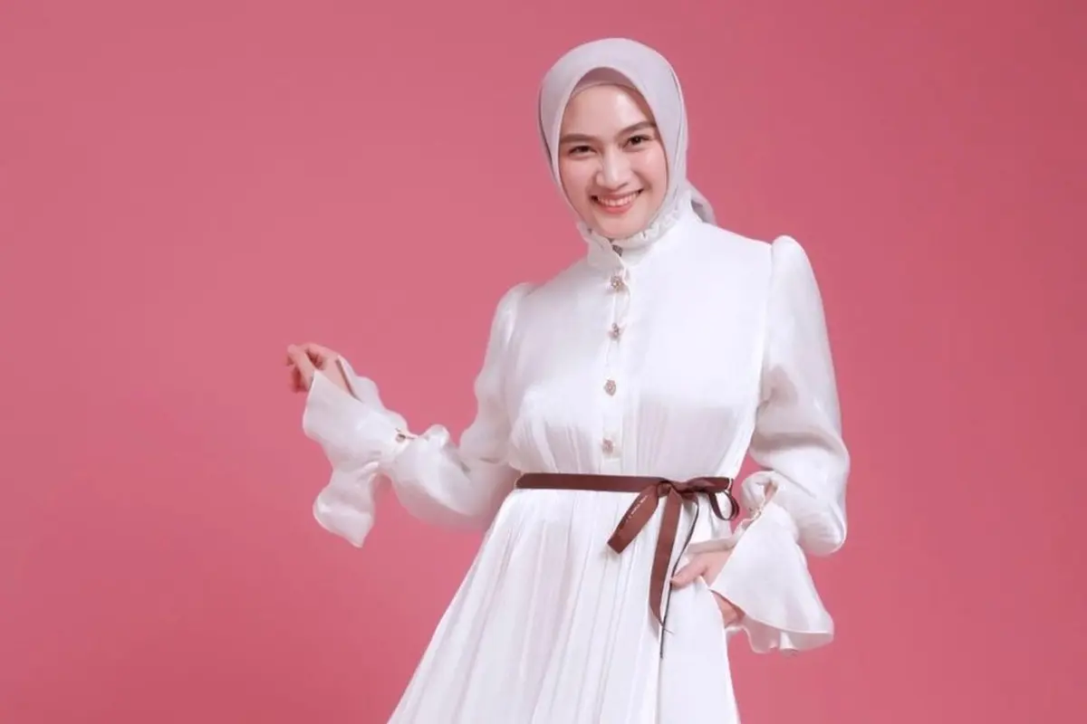 Model Baju Gamis Polos Terbaru untuk Lebaran 2024, Inspirasi Gaya Revalina S Temat hingga Shireen Sungkar