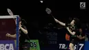 Ganda putri China memukul kok saat melawan Ganda putri Korea dalam partai final kejuaraan BCA Indonesia Open 2017 di Jakarta, Minggu (18/6). Ganda putri China menang dengan skor 21-19, 15-21, 21-10. (Liputan6.com/Faizal Fanani)