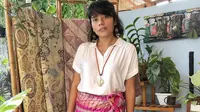 Monique Hardjoko jatuh hati pada kain khas berbagai daerah di Indonesia. (Foto: Instagram @moniquehardjoko)