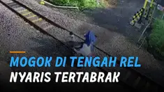 Video CCTV memperlihatkan detik-detik emak dan dua anaknya hampir tertabrak kereta saat motornya mogok di tengah rel.