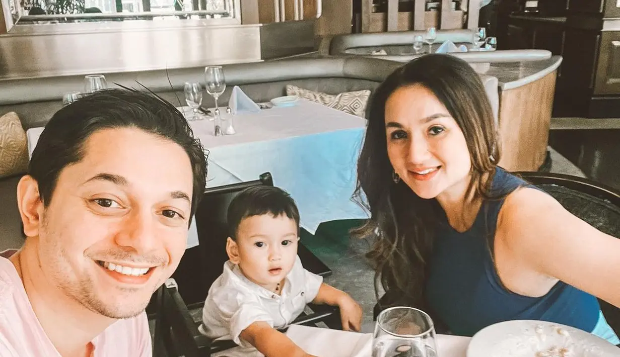Di sela kesibukan syutingnya, pria 35 tahun ini selalu menyempatkan untuk berlibur bareng keluarga kecilnya. (FOTO: instagram.com/andrewandika)