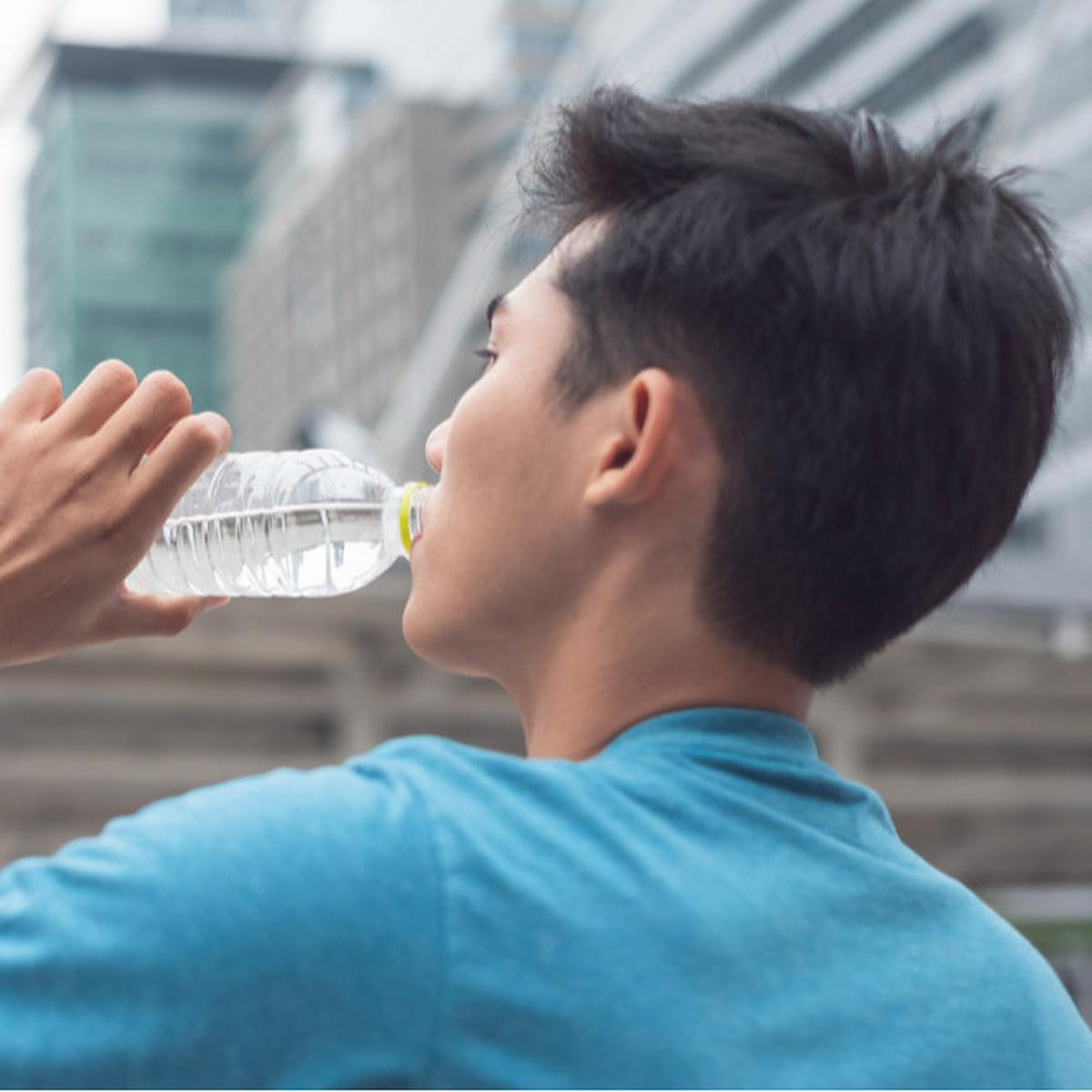 Ilustrasi minum air mineral
