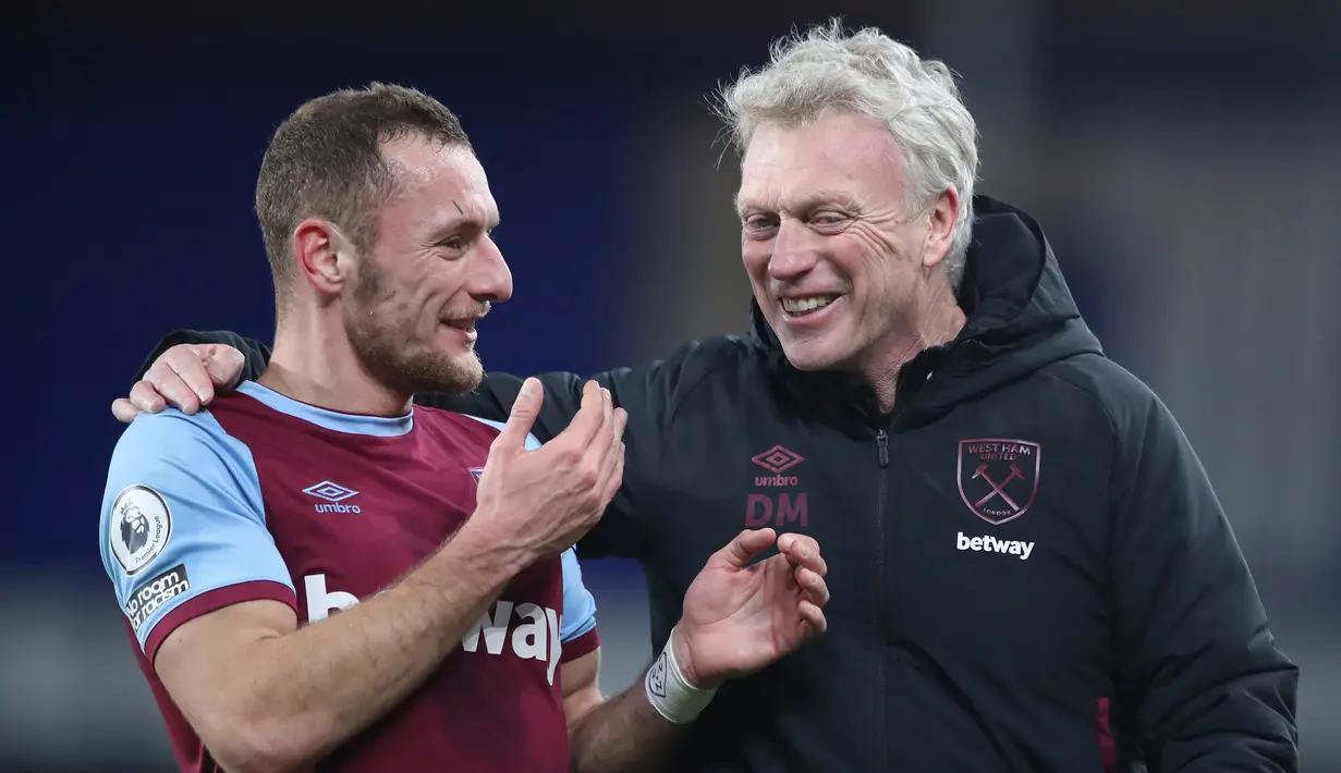 Manajer tim West Ham United, David Moyes (kanan) merayakan kemenangan 1-0 atas Everton bersama bek Vladimir Coufal dalam laga lanjutan Liga Inggris 2020/21 pekan ke-17 di Goodison Park, Jumat (1/1/2021). (AFP/Alex Pantling/Pool)