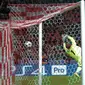 Kiper Liverpool Loris Karius gagal menangkap bola yang ditendang pemain Spartak Moskow, Fernando pada matchday 2 Grup E Liga Champions di Otkrytiye Arena, Rabu (27/9). Liverpool harus puas bermain imbang 1-1 di kandang Spartak Moskow. (AP/Ivan Sekretarev)