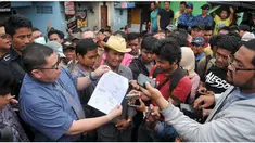 Warga Kalijodo siap melawan Gubernur DKI Jakarta Basuki Tjahaja Purnama alias Ahok. Mereka mencap Ahok sebagai raja gusur. Warga Kalijodo tidak sendiri. Mereka didampingi pengacara, Razman Arif Nasution, yang telah diberi kuasa resmi.