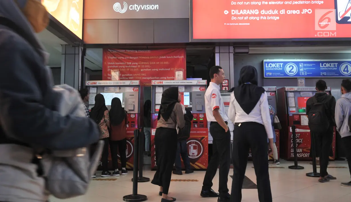 Calon penumpang membeli Tiket Harian Berjaminan (THB) di mesin pengisian Stasiun Sudirman, Jakarta, Rabu (17/7/2019). PT Kereta Commuter Indonesia mulai 1 Agustus 2019 tidak lagi melayani pembelian Tiket Harian Berjaminan (THB) sekali perjalanan. (merdeka.com/qbal S. Nugroho)
