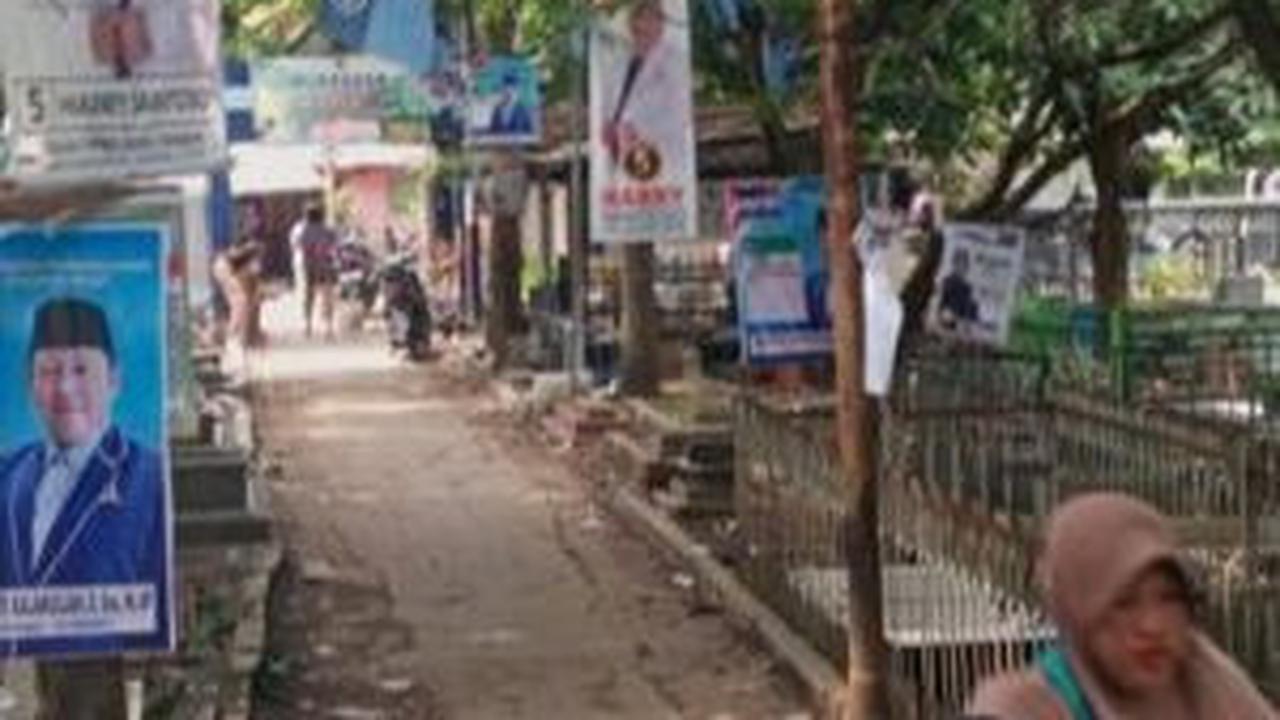 Bukan Hanya di Jalan Raya, Baliho Caleg di Cirebon Marak Ditemukan di Area Kuburan