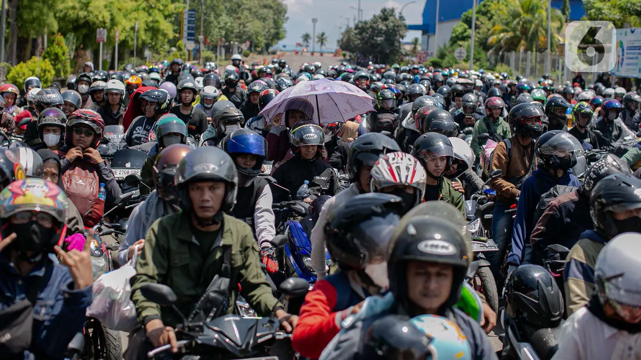 Pemudik Bermotor di Pelabuhan Ciwandan Banten