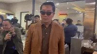 Gaya Necis Ridwan Kamil Siap Tes DNA terkait Anak Lisa Mariana, Pakai Jas Cokelat dan Kacamata Hitam
