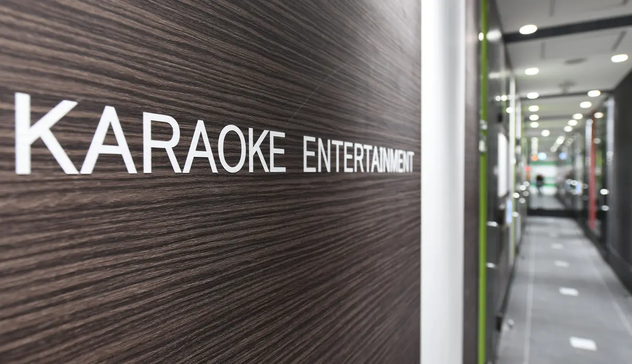 Foto 30 Agustus 2018, ruang karaoke di Tokyo yang disewakan untuk tempat kerja para karyawan yang bosan di kantor. Di Jepang, para pekerja kantoran bisa bekerja di tempat lain, seperti di dalam tenda hingga ruang karaoke. (Toshifumi KITAMURA/AFP)