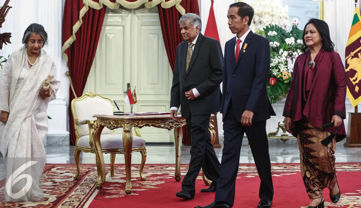 Presiden Joko Widodo bersiap rapat dengan Perdana Menteri Republik Demokratik Sosialis Sri Lanka, H.E. Mr. Ranil Wickremesinghe di Istana Merdeka, Jakarta, Rabu (3/8). Pertemuan membahas bilateral kedua negara. (Liputan6.com/Faizal Fanani)