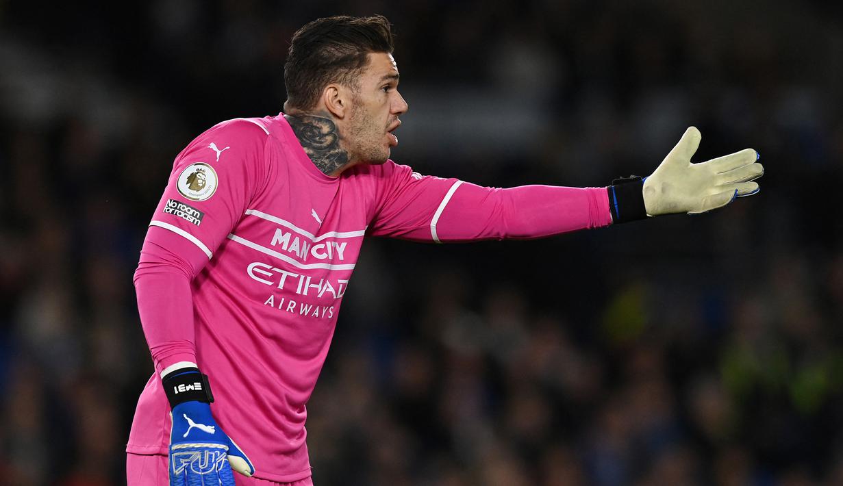 Di babak kedua, tepatnya di ment ke-81 Brighton mendapat hadiah penalti usai Ederson kedapatan mengganjal pemain pengganti, Enock Mwepu di dalam kotak penalti. (AFP/Glyn Kirk)