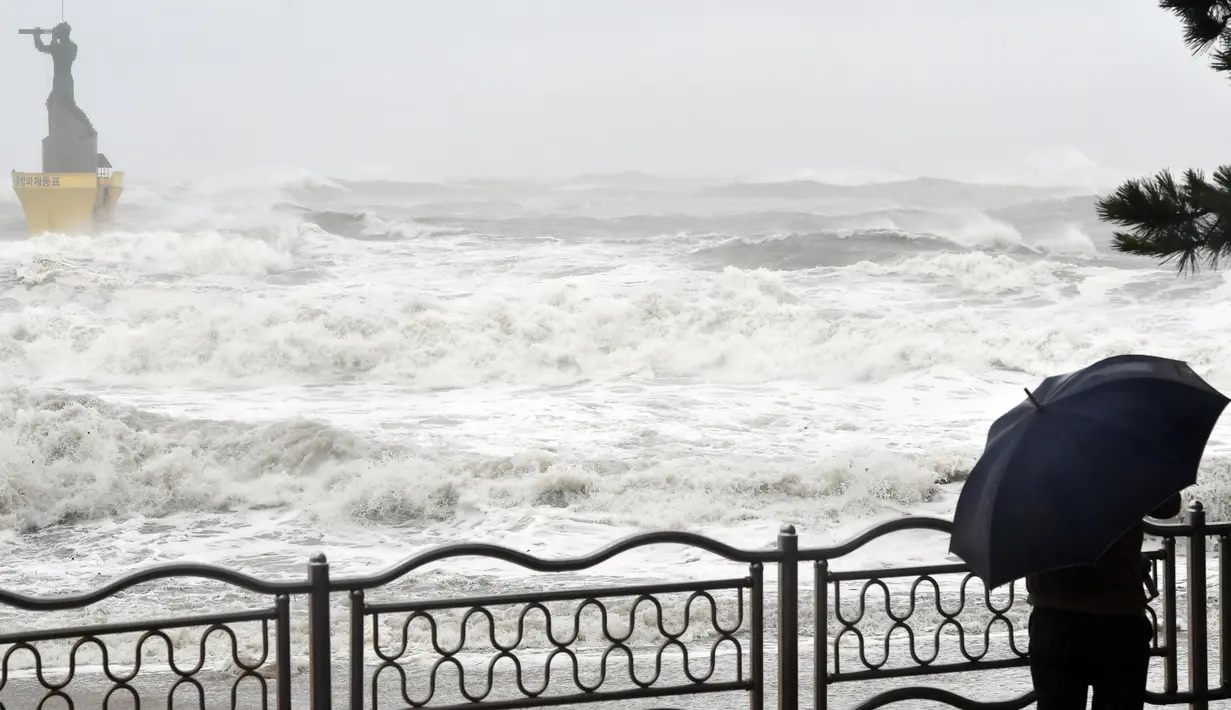 Foto yang diabadikan pada 7 September 2020 ini memperlihatkan gelombang air laut yang ditimbulkan oleh Topan Haishen di tepi pantai Haeundae di Busan, Korea Selatan. Topan Haishen mendarat di pesisir tenggara Korea Selatan pada Senin (7/9). (Xinhua/NEWSIS)