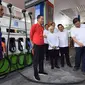 Presiden Joko Widodo (tengah) menyaksikan petugas mengisikan bahan bakar ke kendaraan saat meresmikan Implementasi Program Biodiesel 30 persen (B30) di SPBU MT Haryono, Jakarta, Senin (23/12/2019). Jokowi menargetkan implementasi program B40 pada 2020 dan B50 pada 2021. (Liputan6.com/Angga Yuniar)