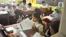 Siswa mengikuti ujian penilaian akhir semester (PAS) yang dihadiri guru pengawas di SDN Pondok Cina 1 Depok, Jawa Barat, Senin (5/12/2022). Guru SDN Pondokcina 1 Depok kembali hadir di sekolah itu pada hari ini. (merdeka.com/Arie Basuki)