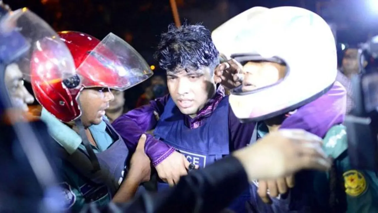 Kerumunan orang di lokasi penyanderaan sebuah kafe di Bangladesh. (Reuters)
