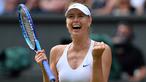 Petenis Rusia, Maria Sharapova meraih gelar Wimbledon pada 2004 setelah mengalahkan Serena Williams 6-1, 6-4. (AFP/Glyn Kirk)