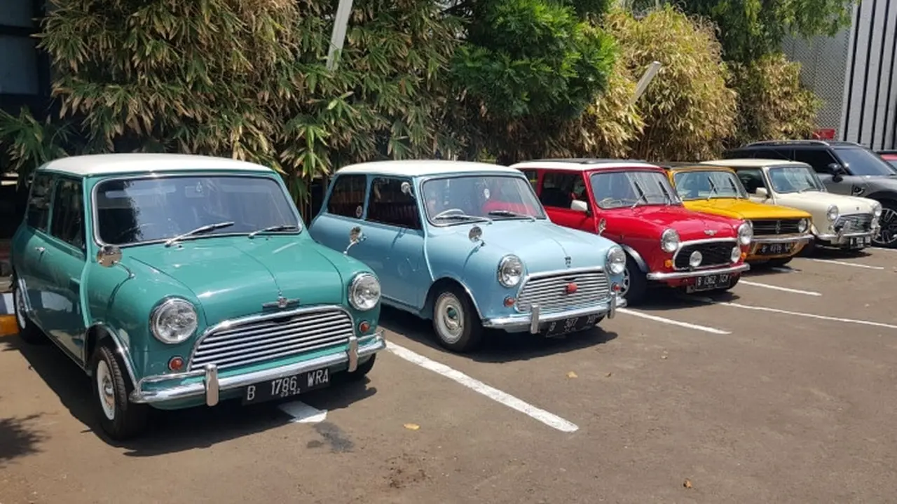 Deretan MINI Cooper klasik.