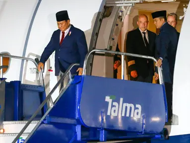 Foto selebaran yang dirilis oleh kantor berita Peru, Andina, menunjukkan Presiden Republik Indonesia, Prabowo Subianto saat tiba Pangkalan Angkatan Udara 8, yang berdampingan dengan Bandar Udara Internasional Jorge Chavez, di Callao, Peru, pada Rabu 13 November 2024 waktu setempat. (Eddy RAMOS/ANDINA/AFP)