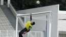 Kiper Timnas Indonesia U-23, Muhammad Riyandi, melakukan penyelamatan bola saat internal game di Stadion Madya, Jakarta, Jumat(8/3). Latihan ini merupakan persiapan jelang kualifikasi Piala AFC U-23 di Vietnam. (Bola.com.Yoppy Renato)