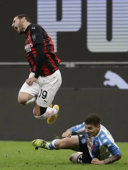 Reaksi bek AC Milan, Theo Hernandez usai bek Napoli,, Giovanni Di Lorenzo melakukan pelanggaran terhadapnya dalam duel lanjutan Liga Italia musim 2020/21 di San Siro, Senin dinihari WIB (15/3/2021). AC Milan menyerah dengan skor tipis 0-1 ketika menjamu Napoli. (AP Photo/Luca Bruno)