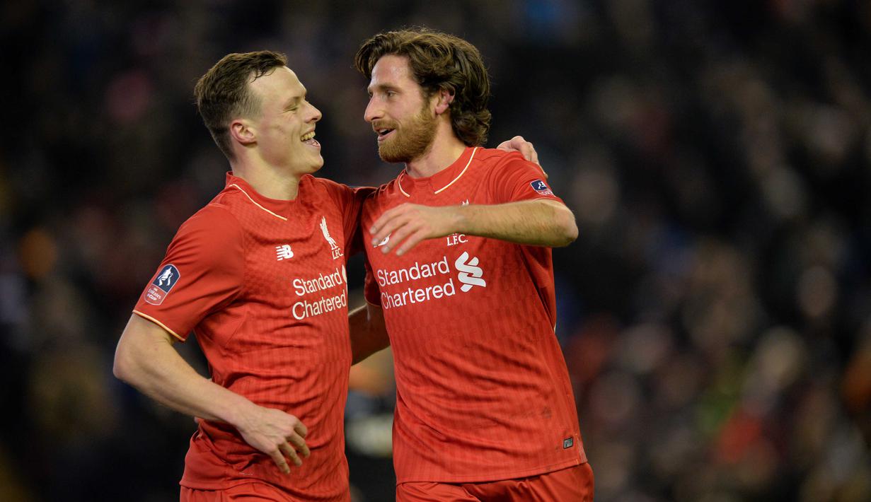 Pemain Liverpool, Joe Allen (kanan) merayakan golnya bersama Brad Smith  pada laga piala FA putaran ketiga di Stadion, Anfield, Liverpool, Kamis (21/01/20160 dini hari WIB. (AFP /Paul Ellis)