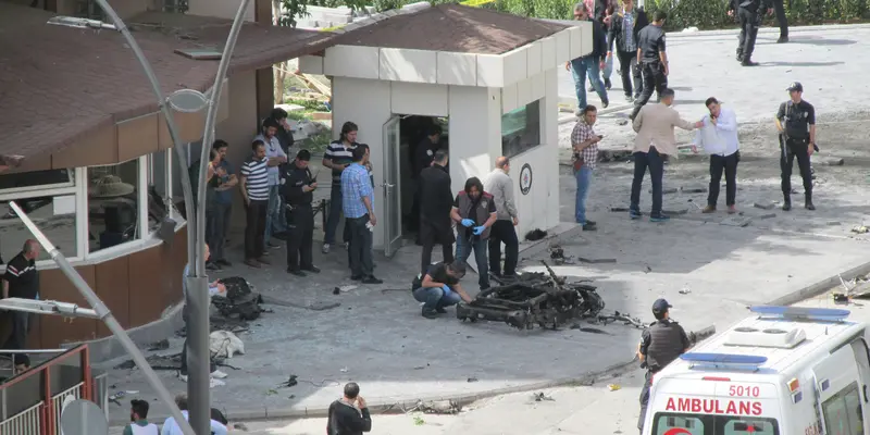 20160501-Mobil Meledak Dekat Kantor Polisi Turki, Petugas Amankan Lokasi