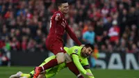 Bek Liverpool, Andrew Robertson, berduel dengan megabintang Barcelona, Lionel Messi, dalam laga leg kedua semifinal Liga Champions di Stadion Anfield, Selasa (7/5/2019). (AFP/Paul Ellis)