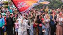 Para warga masyarakat Kabupaten Bandung menyaksikan penampilan grup drum band lokal dalam rangkaian acara Trophy Experience menyambut Piala Dunia U-17 2023 di Plaza Upakarti, Soreang, Kabupaten Bandung, Minggu (22/10/2023) sore WIB. (Bola.com/Bagaskara Lazuardi)