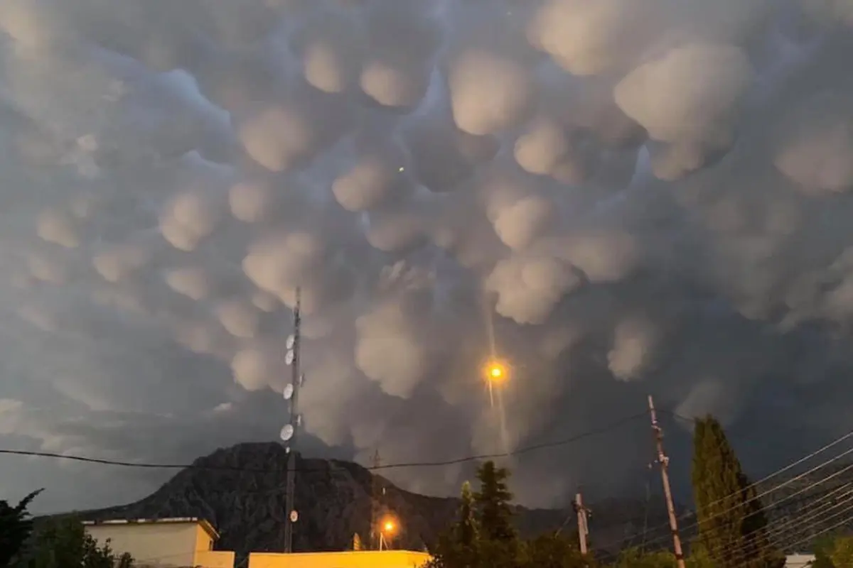 Viral, Penampakan Awan Langka Seperti Gumpalan Kapas di Langit Irak