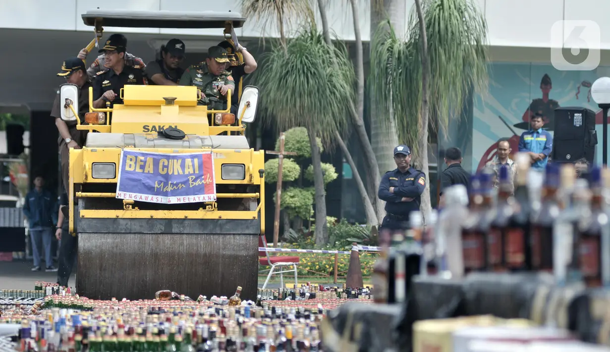 Dirjen Bea Cukai, Heru Pambudi bersiap memusnahkan minuman keras dengan buldoser di Kantor Direktorat Bea Cukai, Jakarta, Kamis (19/12/2019). Kerugian negara ditaksir mencapai Rp 5.524.632.922 yang seluruhnya merupakan hasil penindakan periode tahun 2017-2019. (merdeka.com/Iqbal S Nugroho)