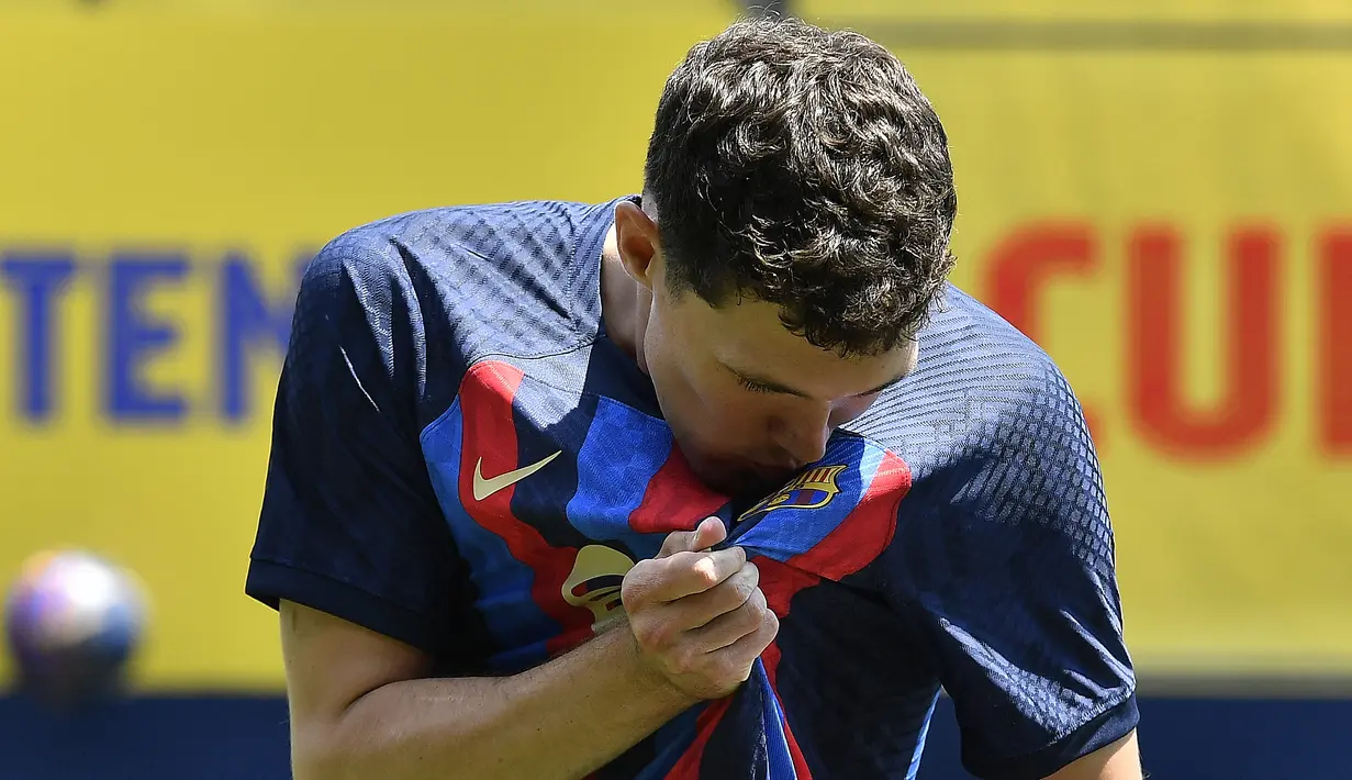 Bek baru Barcelona, Andreas Christensen mencium logo klub barunya selama upacara presentasinya di tempat latihan Joan Gamper di Sant Joan Despi, dekat Barcelona (7/7/2022).  Ia juga dipagari dengan klausul pelepasan senilai 500 juta euro. (AFP/Pau Barrena)