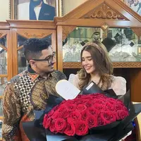 Di hari bahagia itu, Azella tampil menawan dibalut dress model vintage dengan aksen puff di kedua lengan.  [Instagram/azella.alhamid]