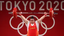 Lifter Li Wenwen mengangkat barbel dihadapan para juri dan awak media. (Foto: Olympics)