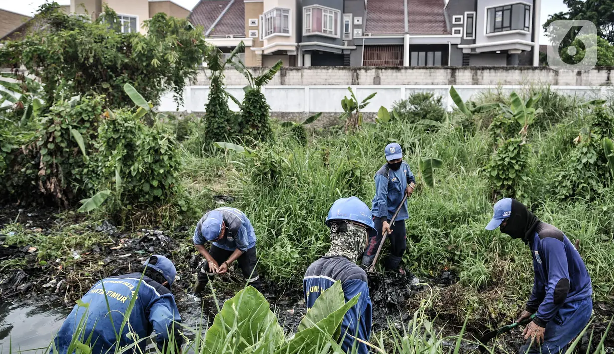 Petugas membabat tanaman liar saat pembuatan Waduk Pilar Jati di Jalan Wirajasa, Cipinang Melayu, Jakarta Timur, Selasa (22/9/2020). Pembuatan waduk yang ditargetkan rampung pada akhir 2020 itu diharapkan dapat mencegah banjir yang kerap melanda kawasan Cipinang Melayu. (merdeka.com/Iqbal Nugroho)