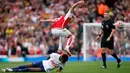 <p>Laga Arsenal melawan Tottenham Hotspur berlangsung menarik sejak awal laga. Permainan menyerang langsung diperagakan kedua kesebelasan. (AP Photo/David Cliff)</p>